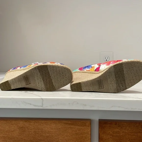 NIB Tom’s floral wedges. So cute! Size 7.5. - Picture 4 of 7